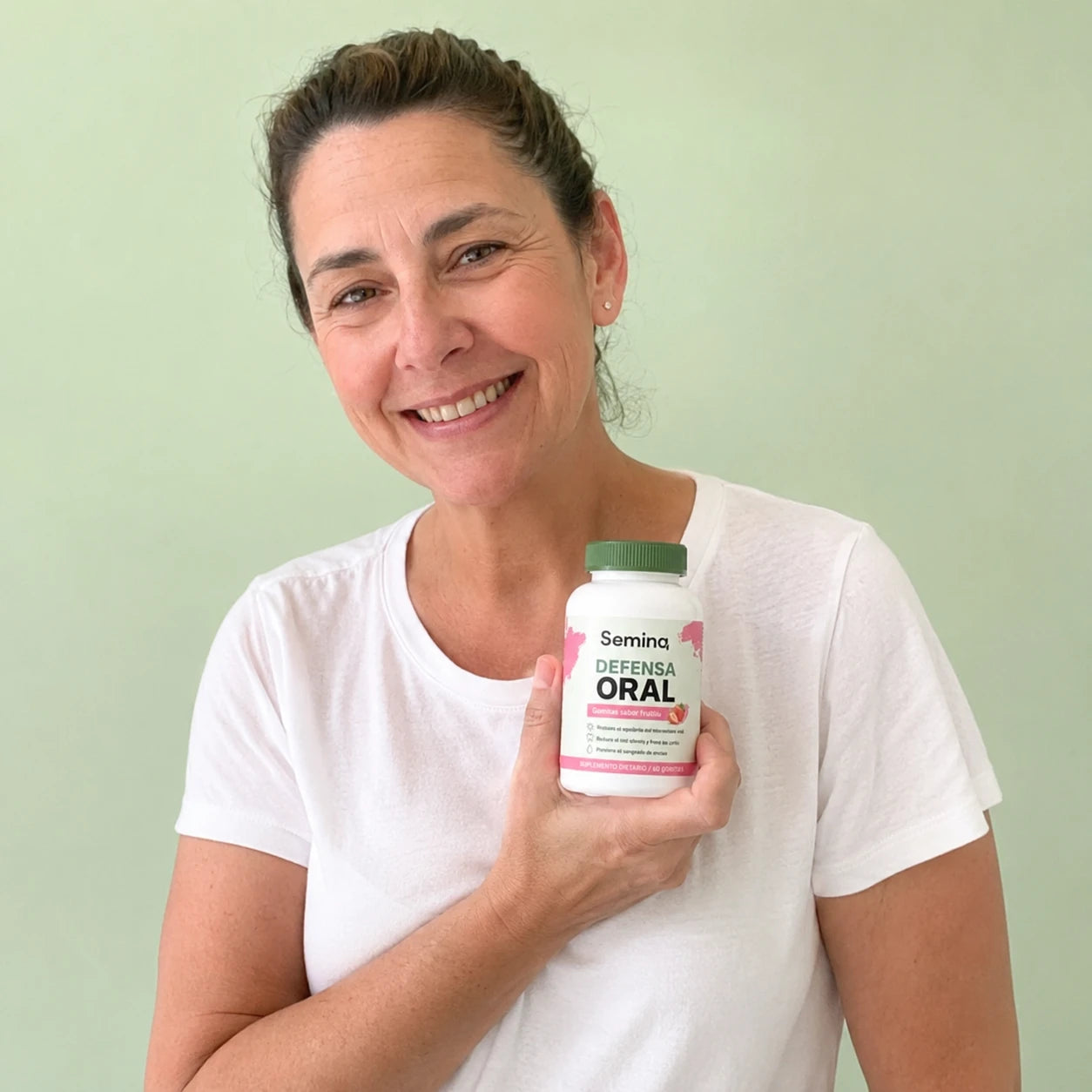 Clienta de Semina sosteniendo Defensa Oral